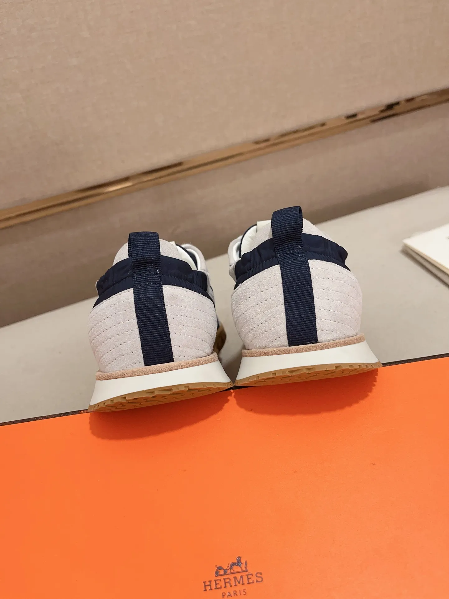 Men's men's shoes 💰: 720💰 Hermes top version # Couple style 💏 24ss casual sneakers Suede goatskin sneakers decorated with contrasting patterns and iconic "H" details, beautifully packaged at the delivery counter 🛍📦 Fabric: suede + cowhide Lining: mixed sheep lining Outsole: original TPU Bottom thickness: 2CM Size: 35-44
